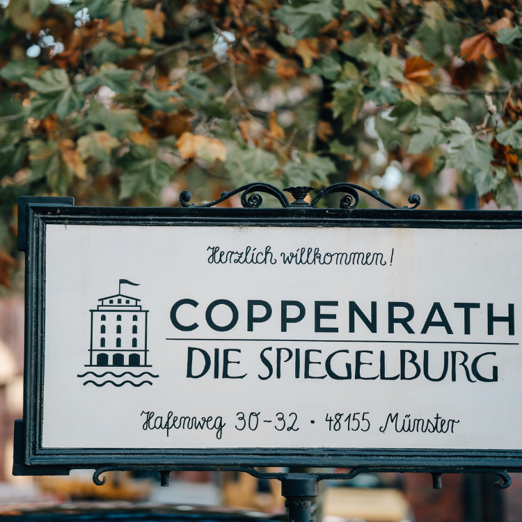 Altes Schild mit dem Schriftzug des Coppenrath Verlags