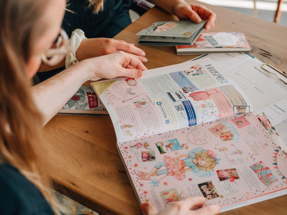 Frau blättert in einem Katalog